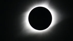 Eclipse solar mais longo do século se aproxima; saiba se será visível no Brasil