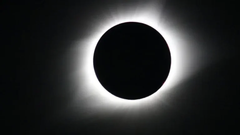 Eclipse solar mais longo do século se aproxima; saiba se será visível no Brasil