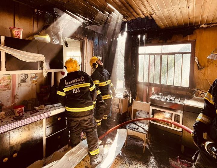 Bombeiros alertam para aumento de incêndios em residências durante o inverno em SC