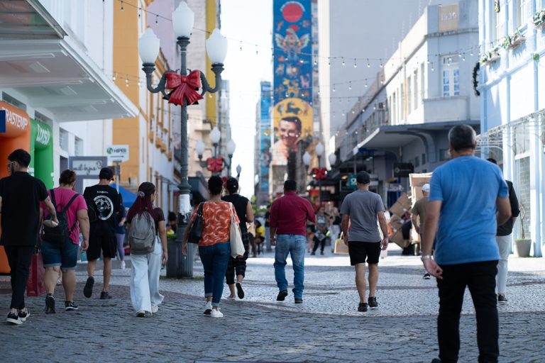 Comércio varejista de Santa Catarina cresce acima da média nacional no início de 2026