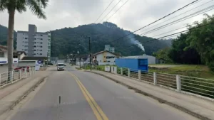 Menina de 9 anos é esfaqueada ao tentar defender a mãe do próprio pai em SC