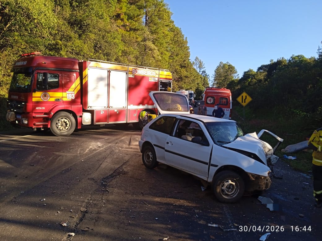 Colisão frontal entre carro e caminhão deixa dois motoristas feridos na BR-282