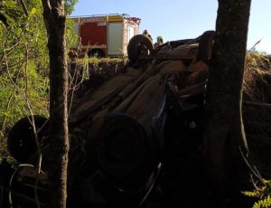 Saída de pista com colisão em árvore deixa três pessoas feridas em Vargem Bonita