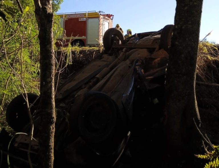 Saída de pista com colisão em árvore deixa três pessoas feridas em Vargem Bonita