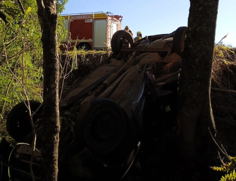 Saída de pista com colisão em árvore deixa três pessoas feridas em Vargem Bonita