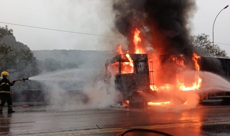 Caminhão carregado de calcário pega fogo na BR-116 em SC