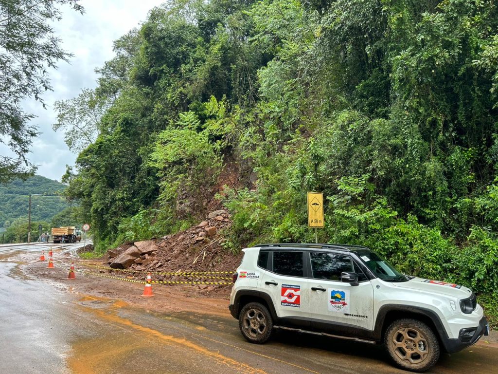 Forte chuva provoca queda de barreira em Luzerna