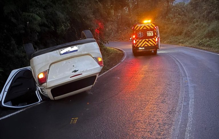 Capotamento na “curva do Bambim” deixa motorista ferido em Salto Veloso