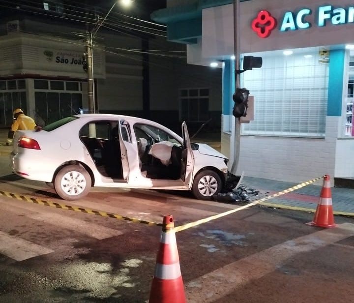 Jovem fica ferida após bater carro contra semáforo no Centro de Campos Novos