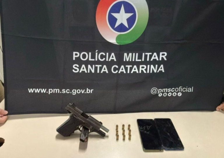 Polícia Militar apreende arma de fogo e conduz cinco pessoas em Joaçaba