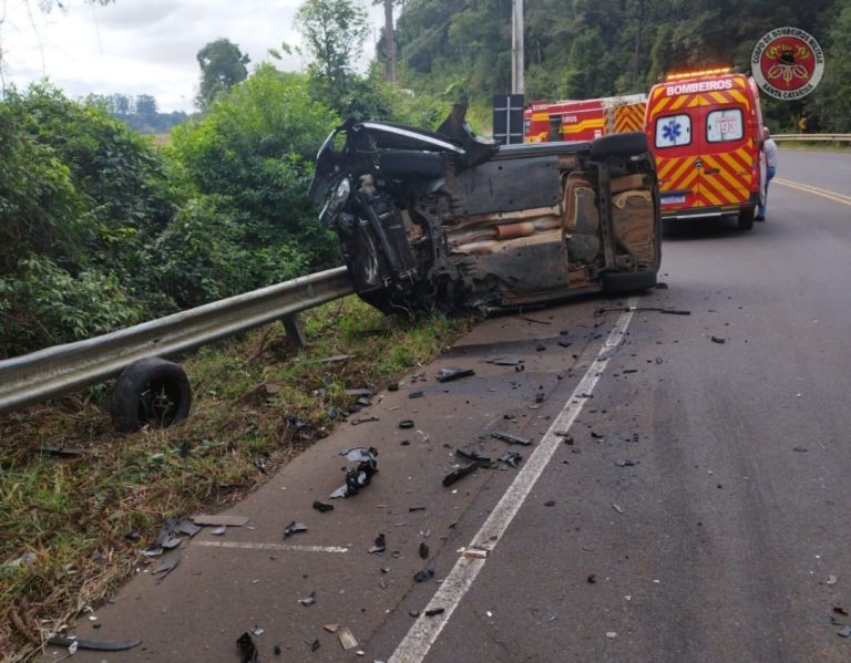 Colisão entre carro e caminhão é registrada na SC-135 em Pinheiro Preto