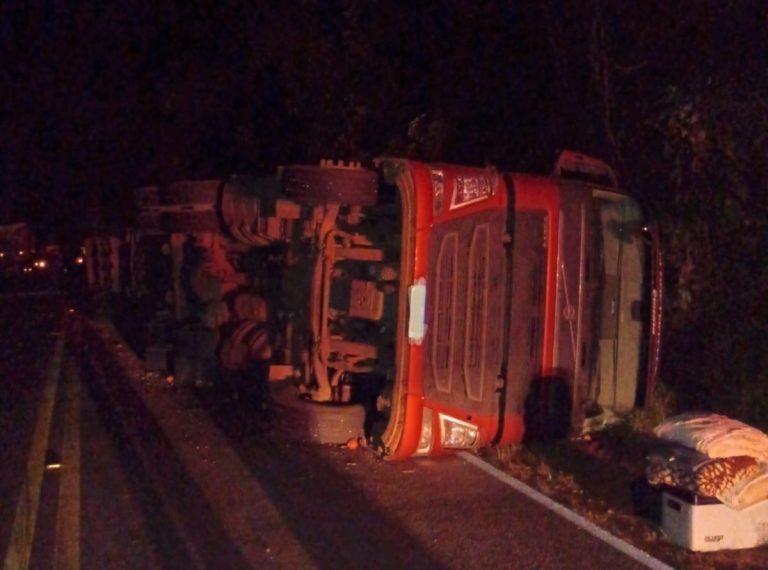 Tombamento de carreta mobiliza bombeiros e causa bloqueios entre Monte Carlo e Fraiburgo