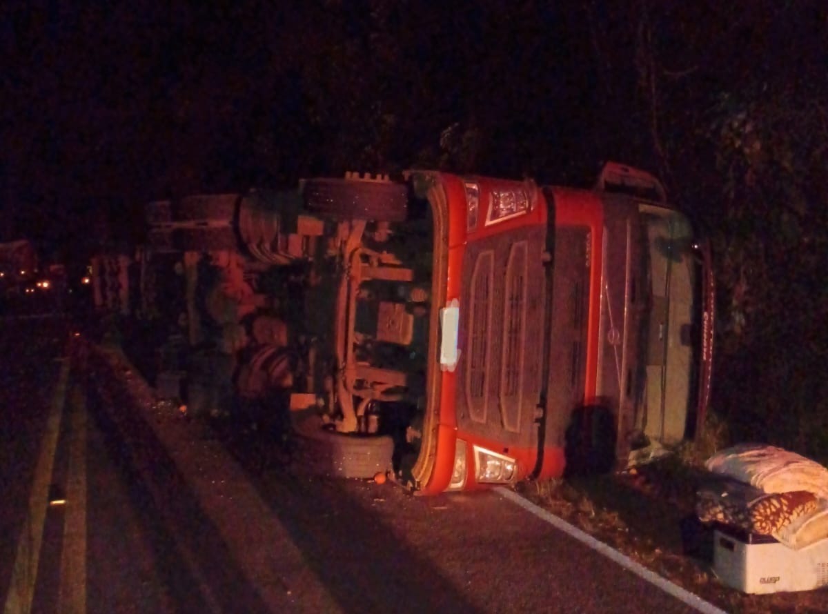 Tombamento de carreta mobiliza bombeiros e causa bloqueios entre Monte Carlo e Fraiburgo