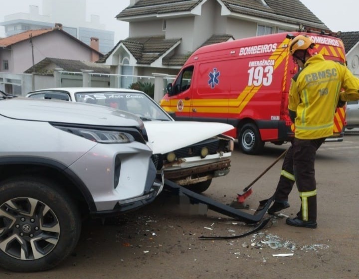 Criança fica ferida em colisão entre carros em Campos Novos
