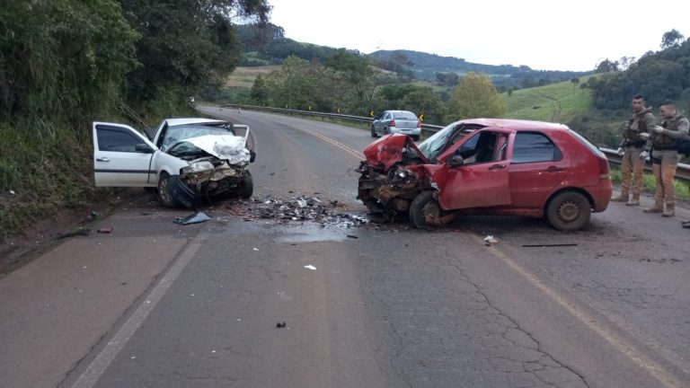 Mulher morre em colisão frontal entre carros no Oeste
