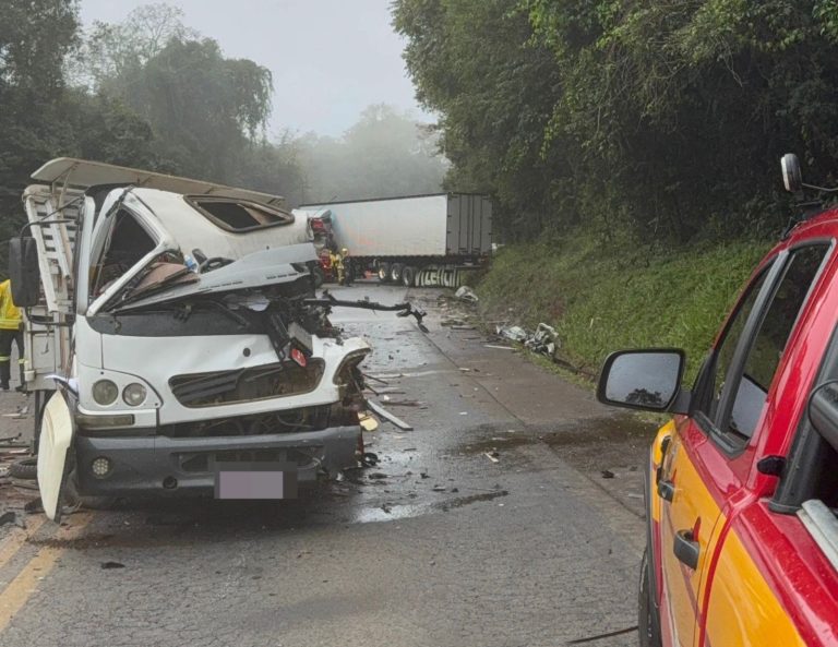 Grave colisão entre 4 veículos deixa vítimas presas às ferragens na BR-282 em Joaçaba