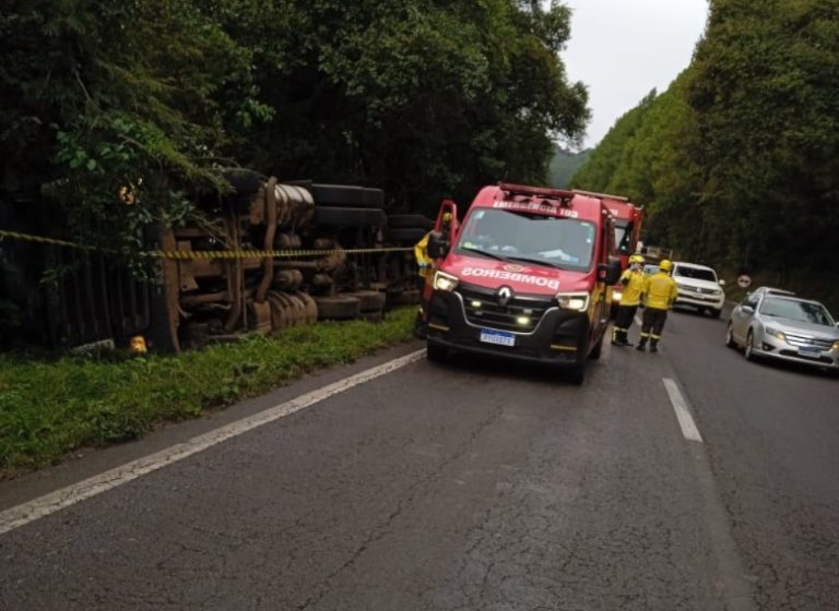 Carreta sai da pista e capota na BR-282 em Catanduvas