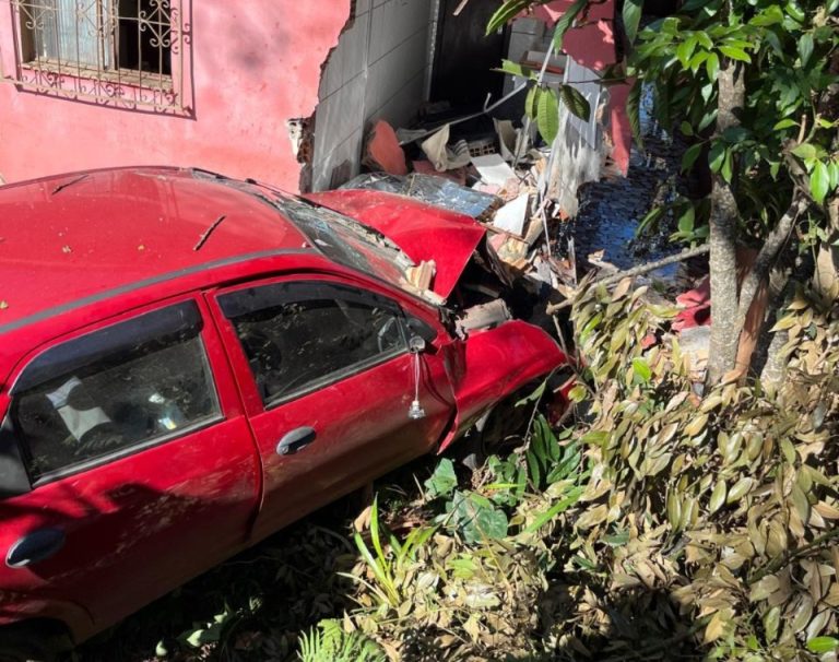Idoso morre após carro sair da pista atingir residência no Oeste