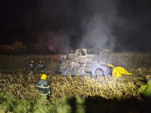 Incêndio destrói colheitadeira durante trabalho em propriedade rural de Tangará