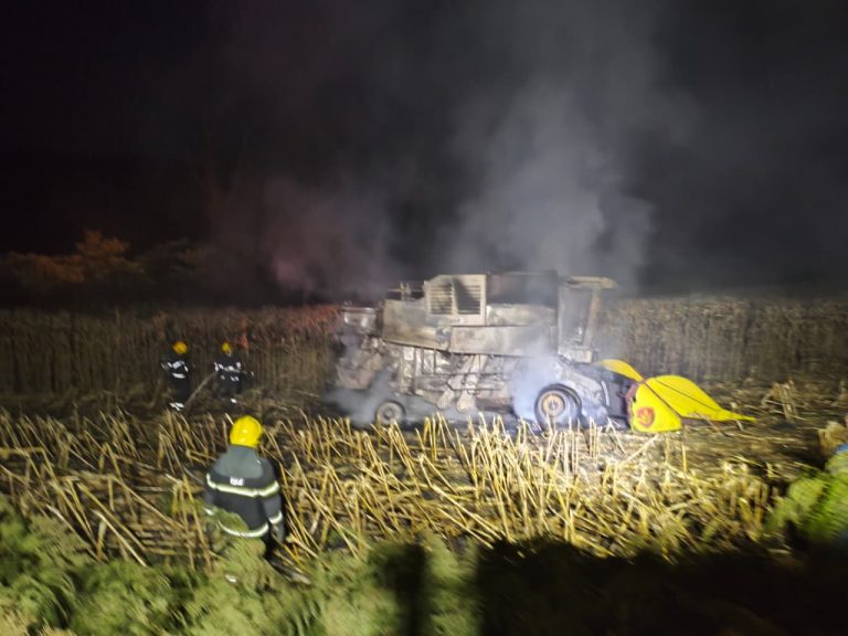 Incêndio destrói colheitadeira durante trabalho em propriedade rural de Tangará