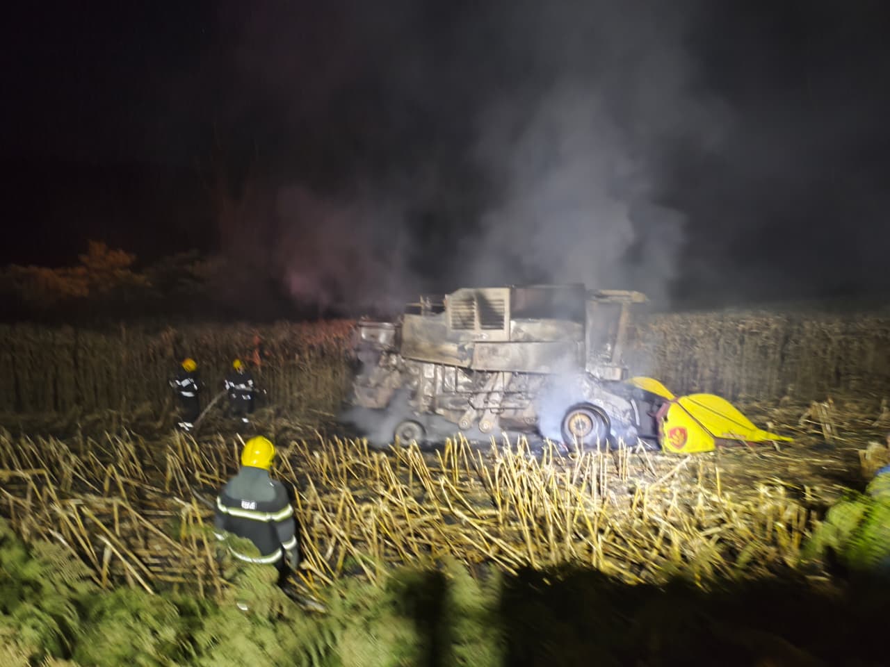 Incêndio destrói colheitadeira durante trabalho em propriedade rural de Tangará