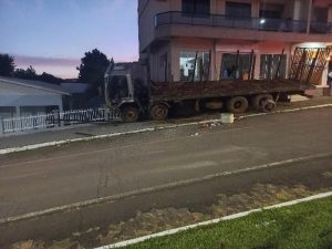 Caminhão desgovernado atinge bar e muro de residência em Catanduvas