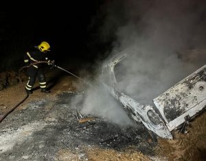 Veículo pega fogo após colisão contra poste no interior de Curitibanos