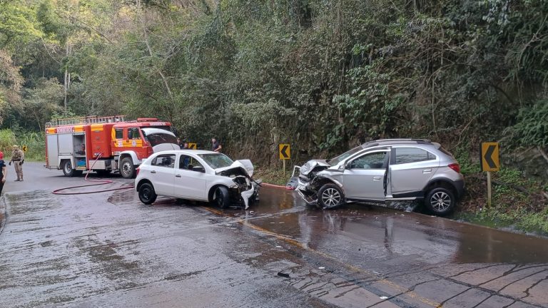 Batida frontal entre dois carros mobiliza Bombeiros e helicóptero do Saer em SC