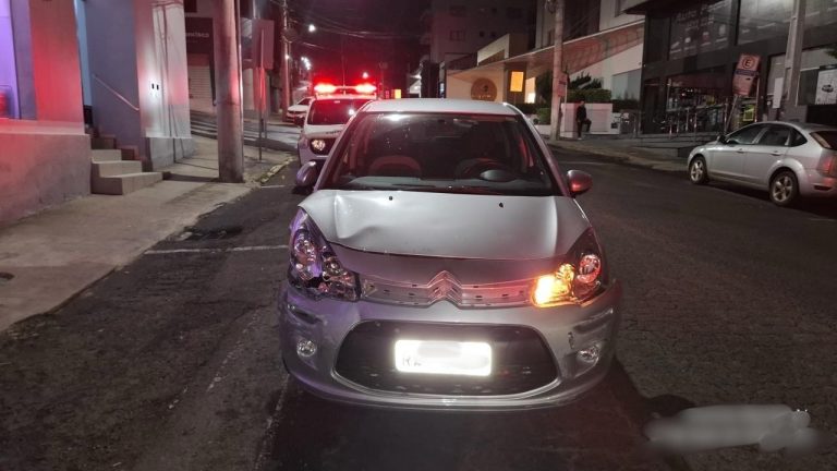Mulher é presa por embriaguez ao volante após colisão no centro de Joaçaba