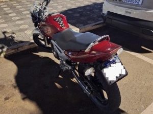 Motociclista é detido após avançar contra barreira policial em Campos Novos