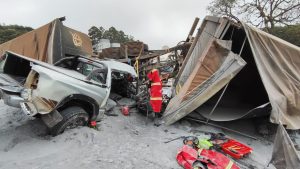 Grave acidente na BR-282 mobiliza helicóptero e resgate complexo em Cordilheira Alta