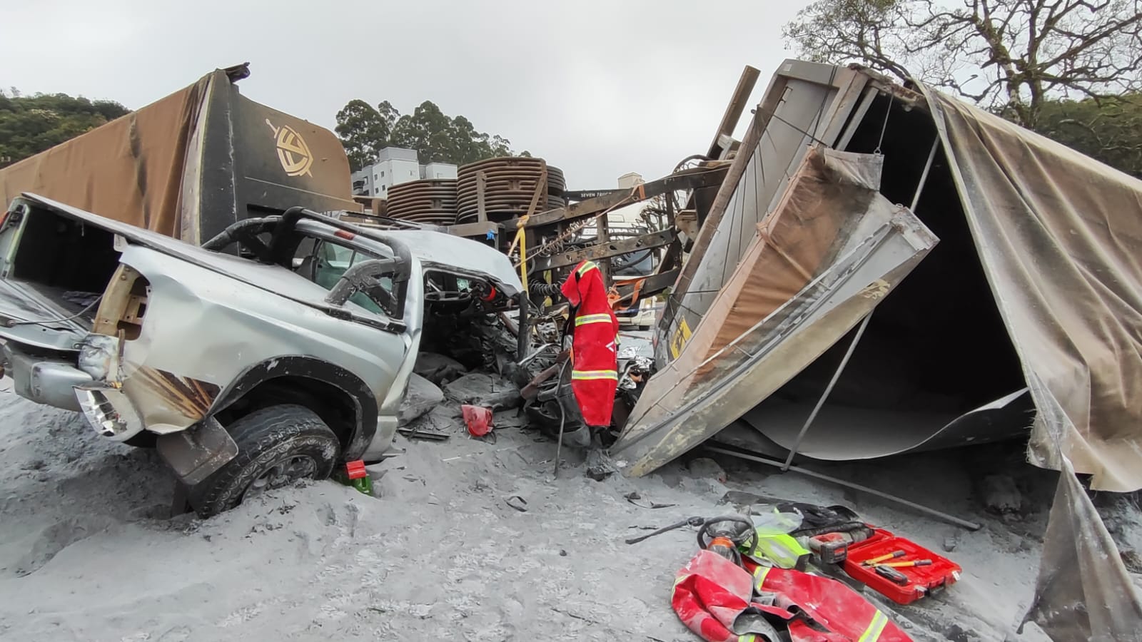 Grave acidente na BR-282 mobiliza helicóptero e resgate complexo em Cordilheira Alta