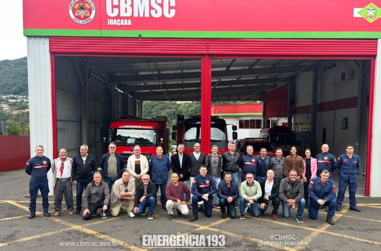 Bombeiros veteranos são homenageados em encontro especial no quartel de Joaçaba