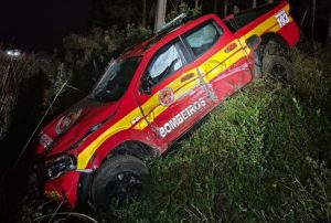 Caminhonete colide contra carreta e viatura dos bombeiros na SC-452
