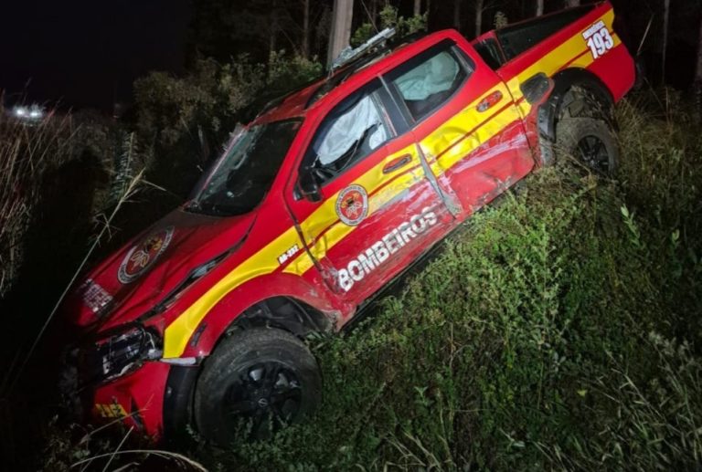 Caminhonete colide contra carreta e viatura dos bombeiros na SC-452