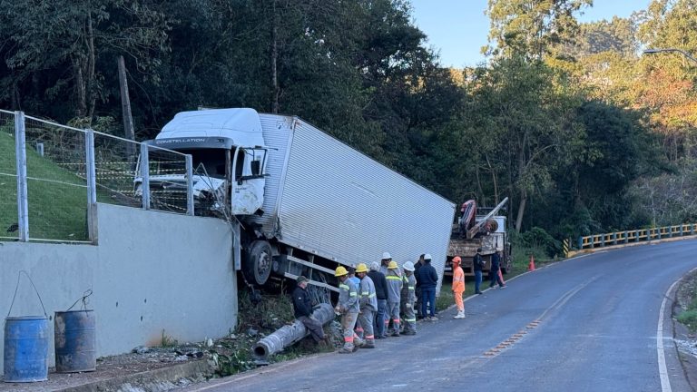 Caminhão sem freios atinge poste e muro de empresa em Herval d’Oeste