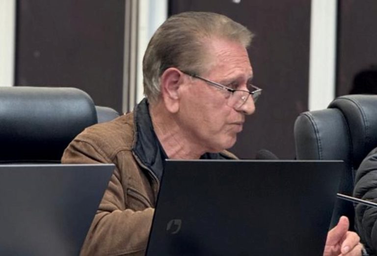 Vereador Luiz Vastres cobra piso do magistério e pede reforma de escadaria