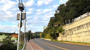 Descubra para que servem os equipamentos instalados pela prefeitura no Acesso Adolfo Zigelli