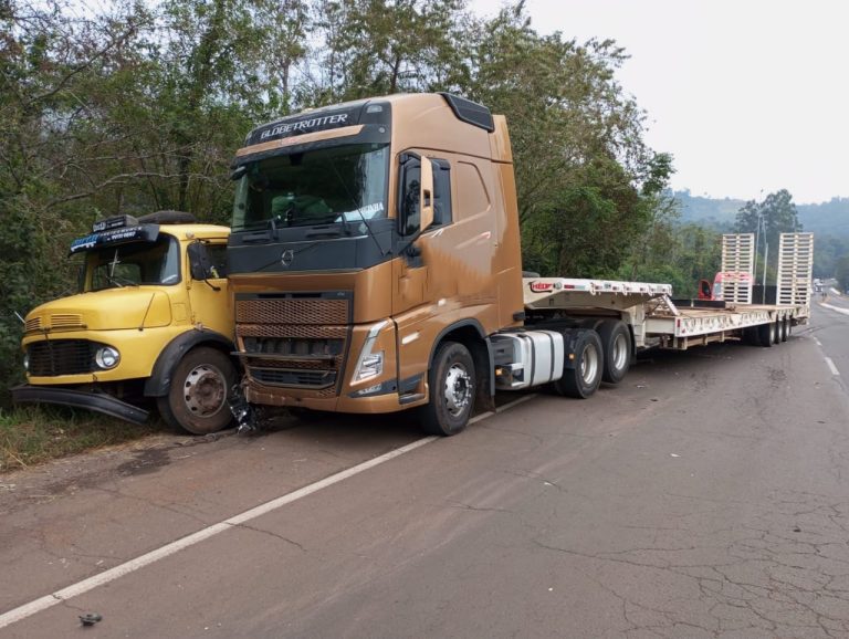 Acidente entre dois caminhões e um carro deixa feridos na BR-158 em Palmitos