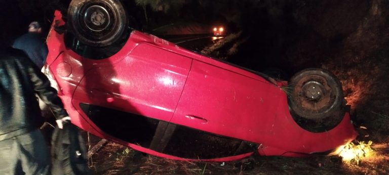 Susto na BR-282: VW Gol capota em Ponte Serrada e ocupantes saem ilesos