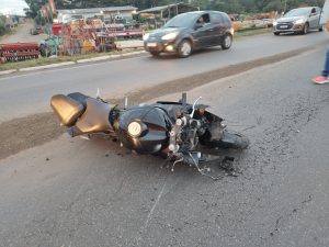 Motociclista sofre fraturas após queda de moto na BR-282 em Campos Novos