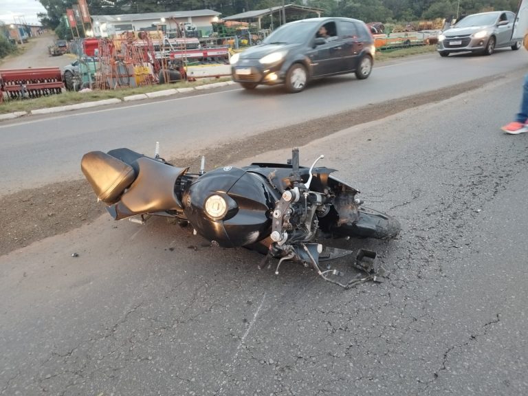 Motociclista sofre fraturas após queda de moto na BR-282 em Campos Novos
