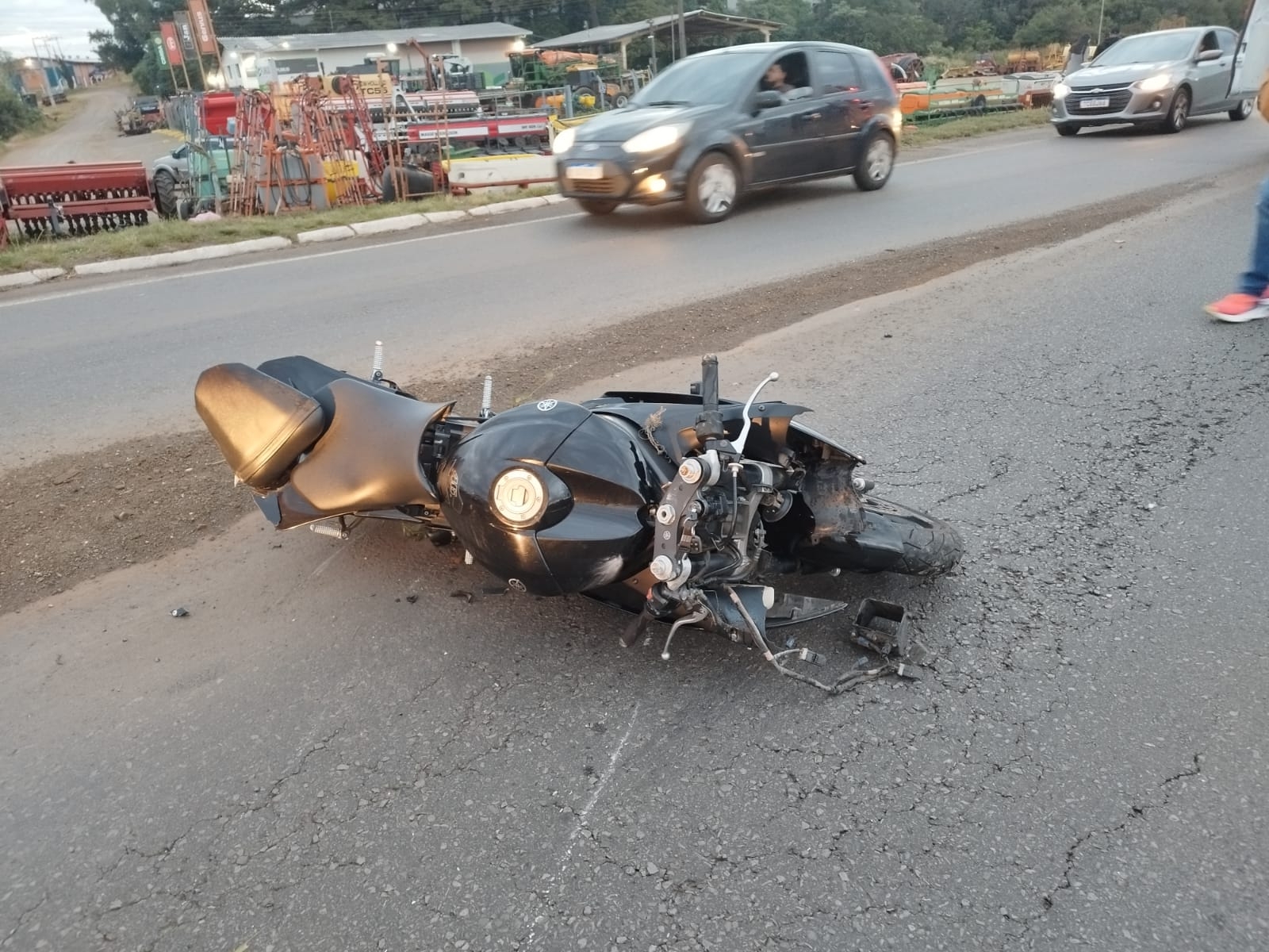 Motociclista sofre fraturas após queda de moto na BR-282 em Campos Novos