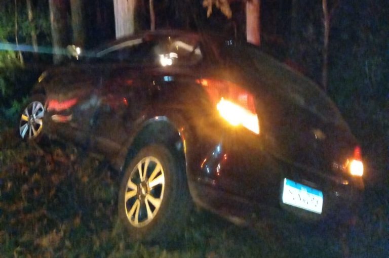 Motorista fica ferido após sair da pista e bater contra árvore na SC-350