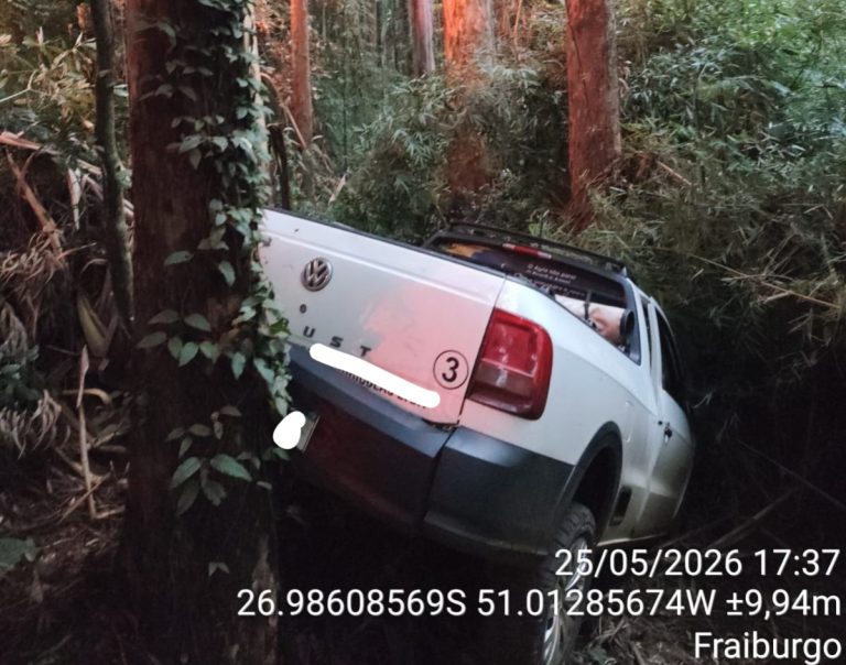 Motorista fica gravemente ferido após sair da pista e bater contra árvore em Fraiburgo
