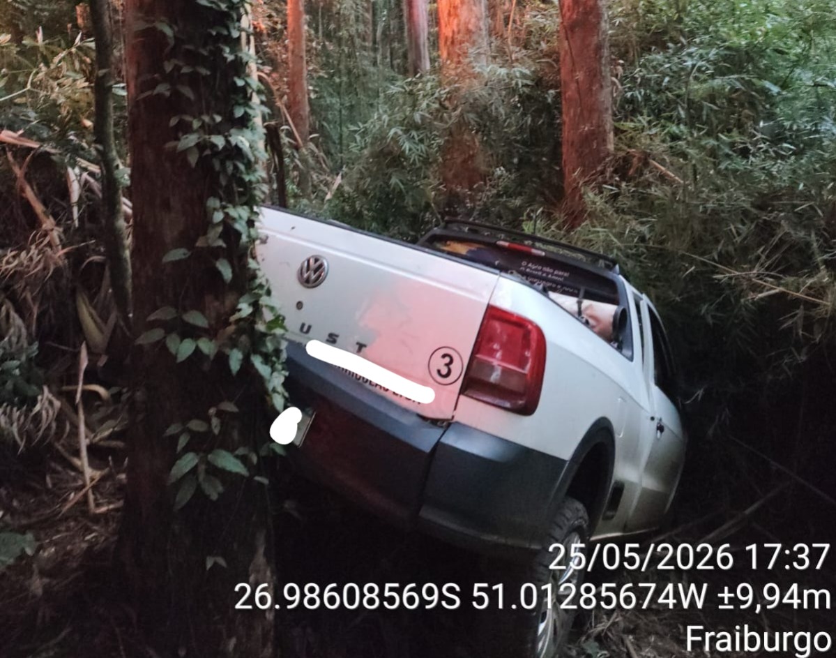 Motorista fica gravemente ferido após sair da pista e bater contra árvore em Fraiburgo