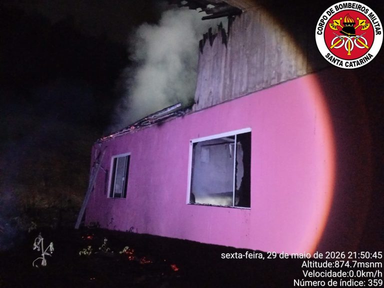 Morador escapa pela janela após incêndio atingir residência no interior de Ibiam
