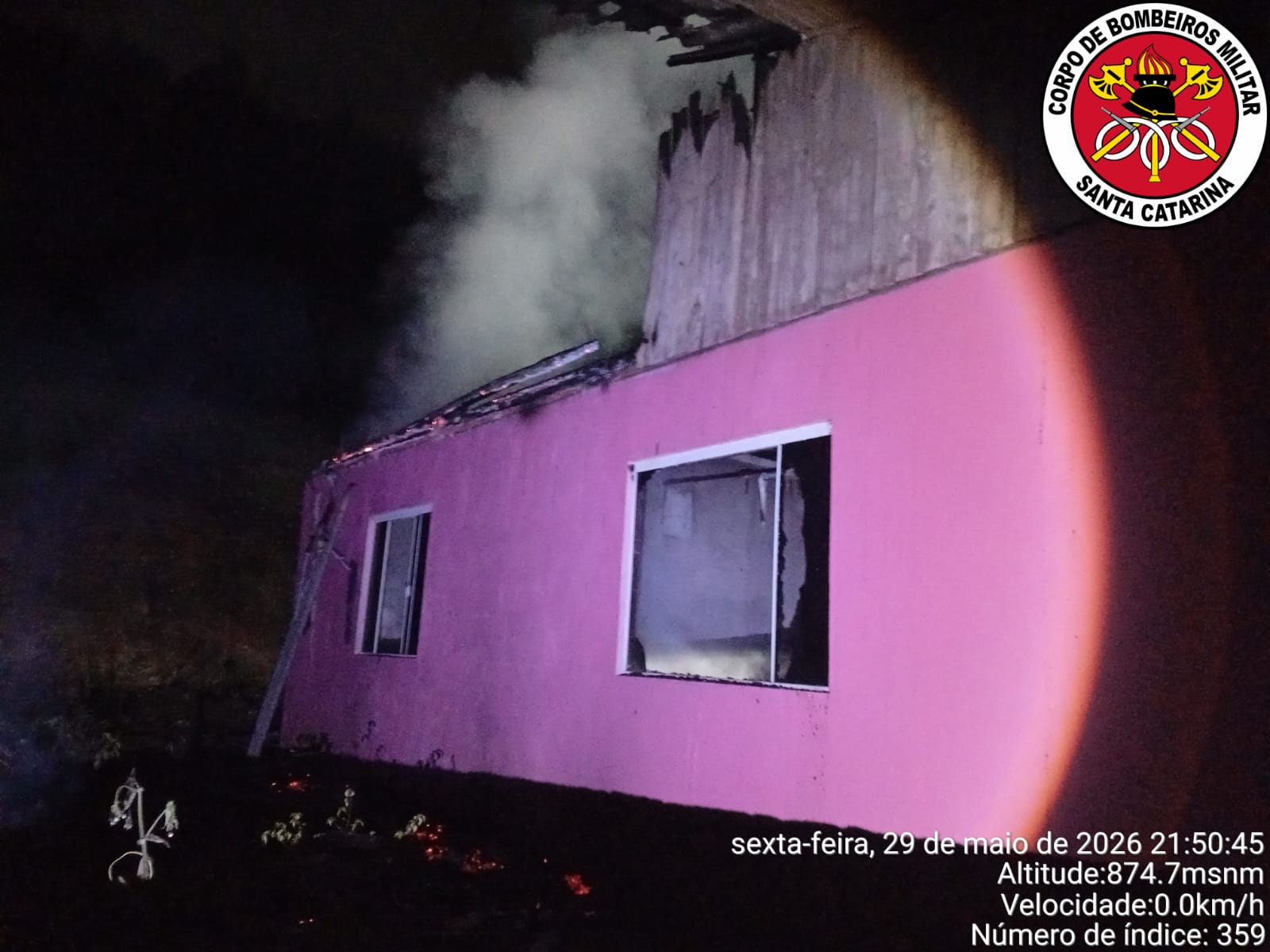 Morador escapa pela janela após incêndio atingir residência no interior de Ibiam
