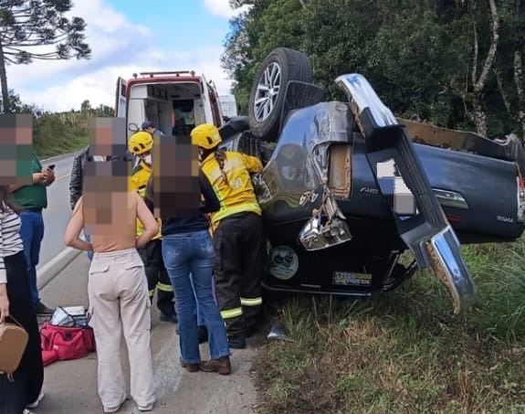 Capotamento após colisão entre três veículos deixa mulher ferida na BR-470