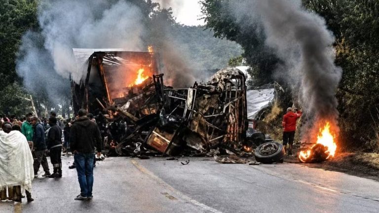 Tragédia na BR-251: Bebê está entre os 8 mortos em batida de ônibus e carreta